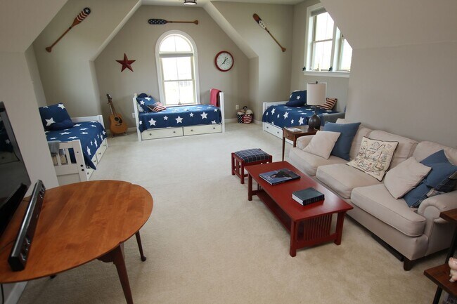 Building Photo - Beautiful Furnished Home Close to Bethany ...