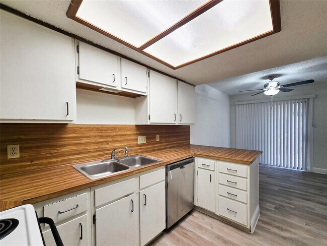 Building Photo - 8418 Fathom Cir