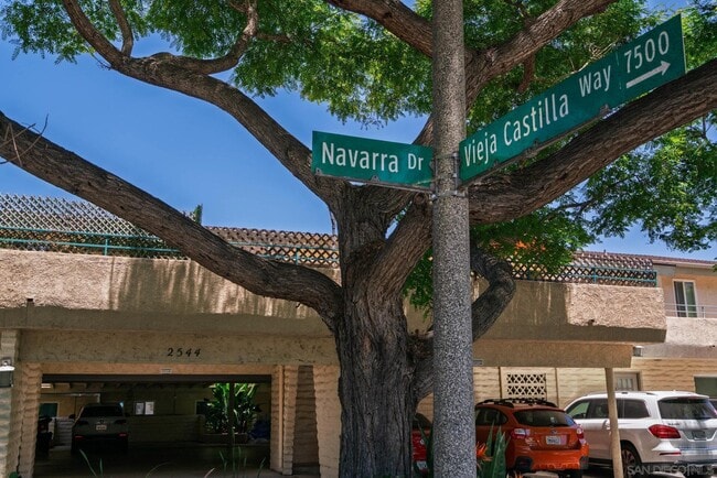 Building Photo - 2544 Navarra Dr
