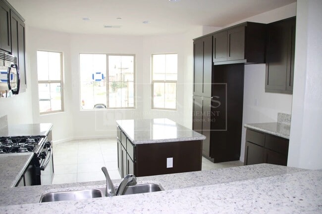 Building Photo - Beautiful Home for rent in Visalia, Ca