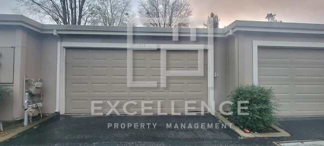 Building Photo - 3/1.5 Townhouse, 2 Car Garage, One Pet Neg...