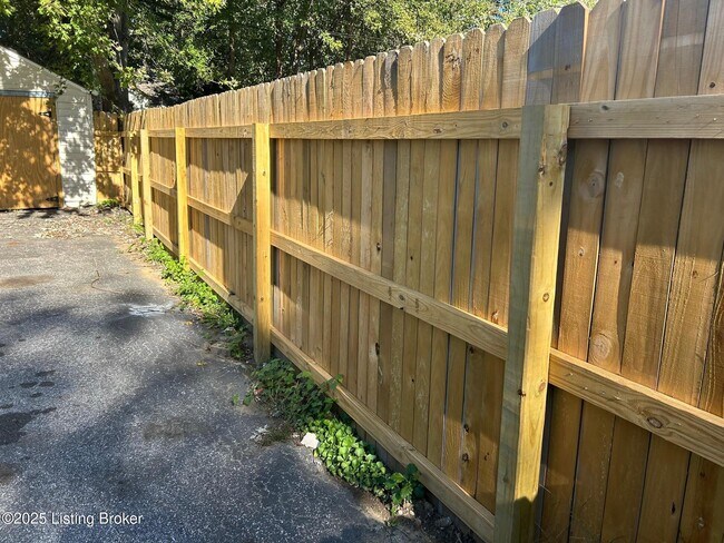 Building Photo - 735 Compton St