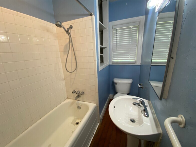Bathroom - 247 N 400 E