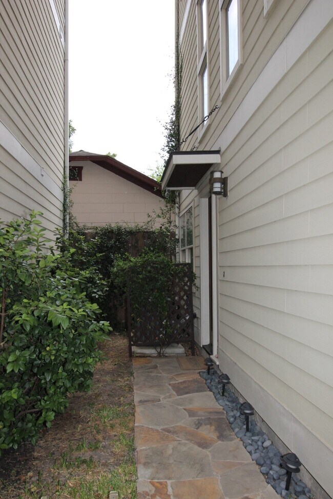Building Photo - 2212 Radcliffe St