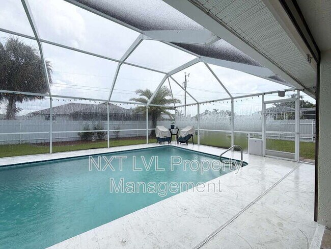 Building Photo - 4213 SW 15th Ave