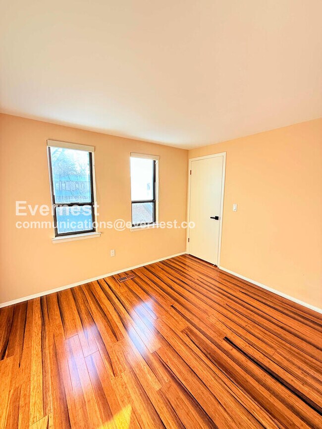 Building Photo - 2 Bed/1.5 Bath Condo with In-Unit Laundry / Vouchers Accepted / Available Now!