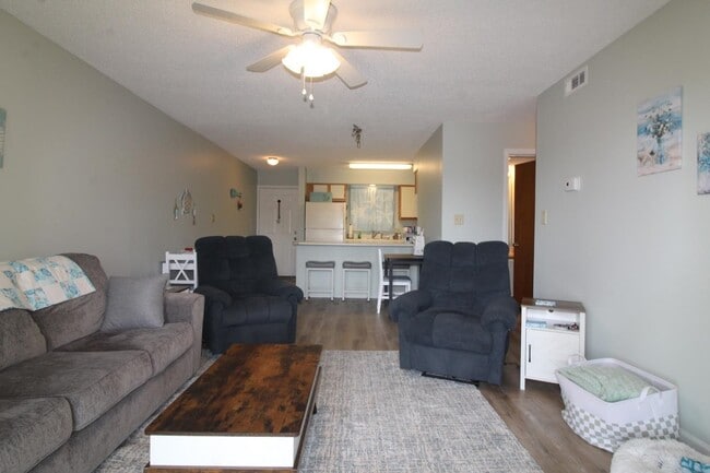 Building Photo - 922 Fairwood Lakes Dr