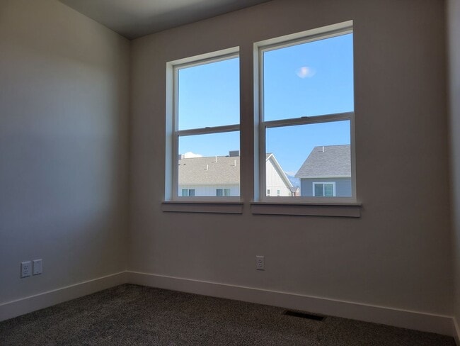 Building Photo - 3 Bed 2.5 Bath with double attached garage in Belgrade