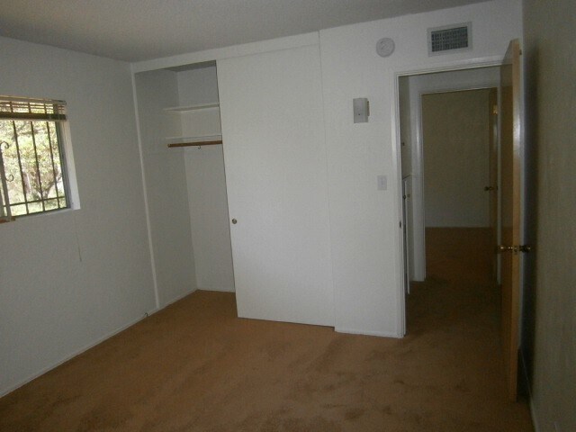 Building Photo - 3 Bedrooms/2 Bathrooms Single Story Home i...