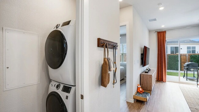 Building Photo - North Elm Street, Denton, TX 76207 - 2 BR 2 BA house