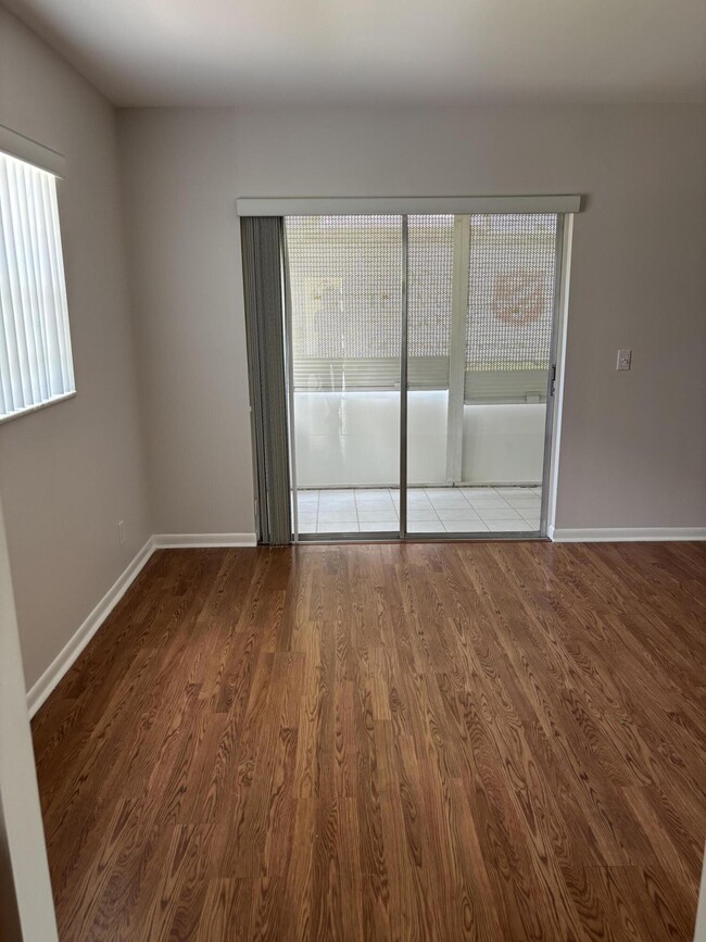 Building Photo - 489 Flanders Dr