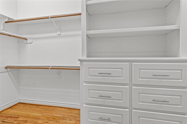 Building Photo - Experience Urban Living at Its Finest!