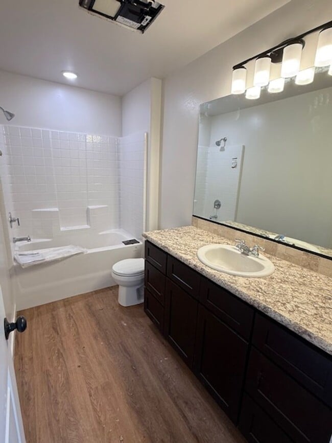 Building Photo - 504 S 5th St