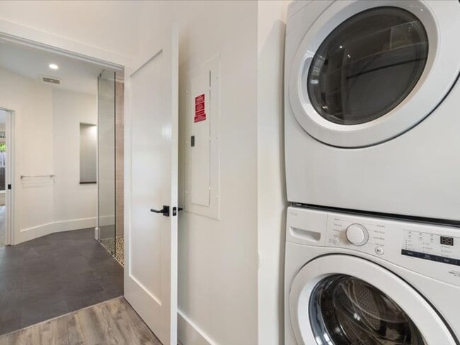 Building Photo - W/D, AC, Modern Design, Recently Built, Si...