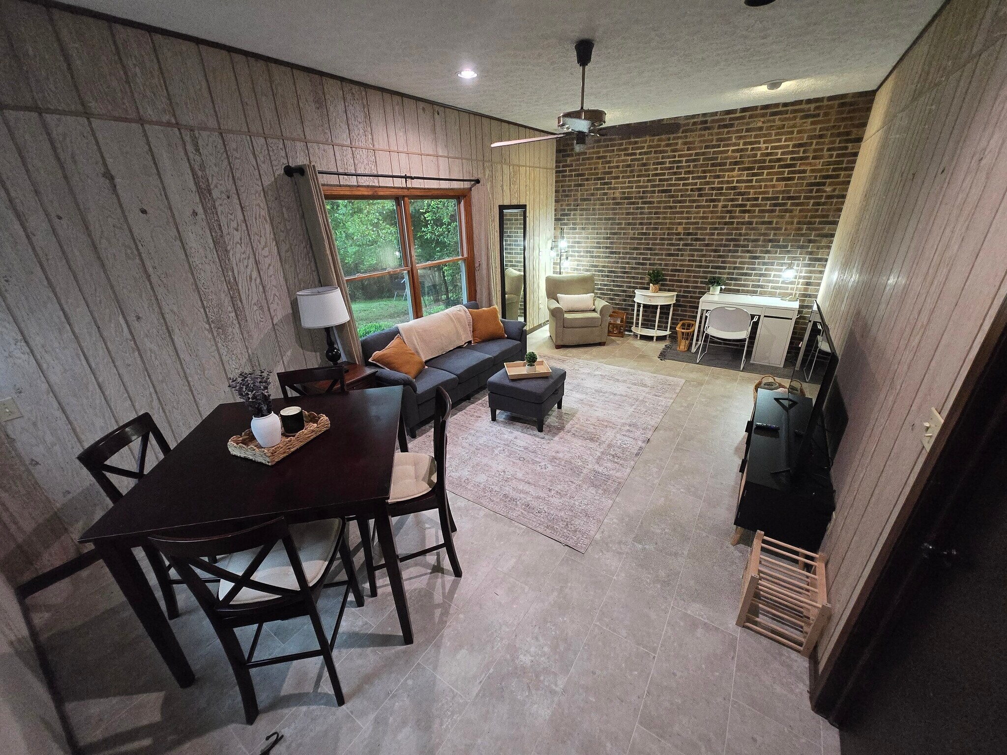 Building Photo - 1632 S Sycamore Ct