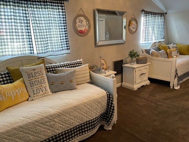 Building Photo - 2 BEDROOM 2 BATH+ LOFT - 1 ACRE - UNFURNISHED or FURNISHED