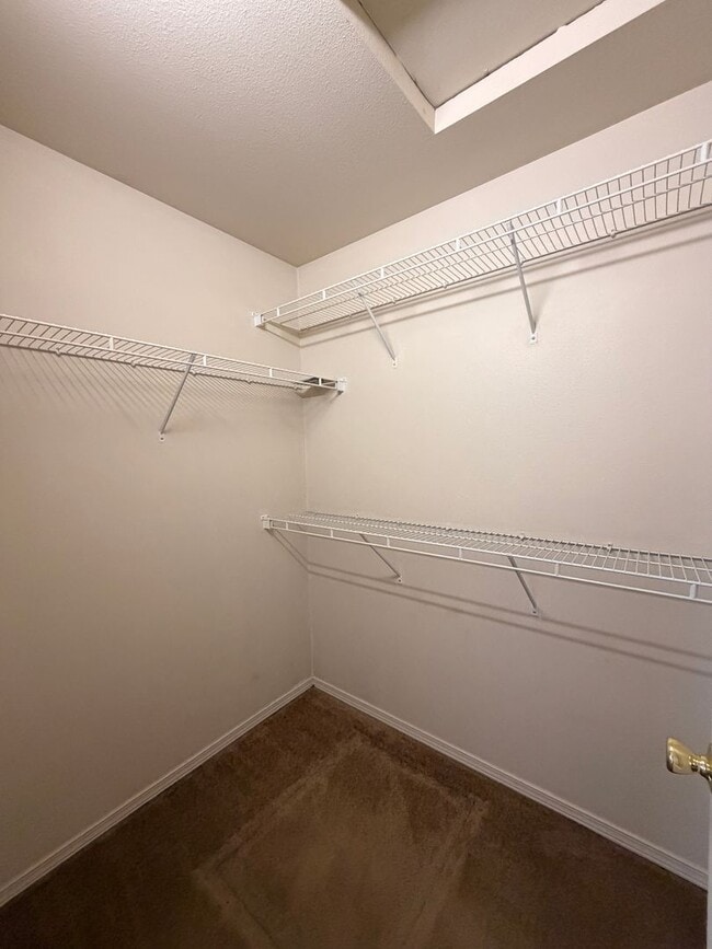 Building Photo - 2 Bedroom, 2 Bathroom Duplex in NE Bend – Available Late May