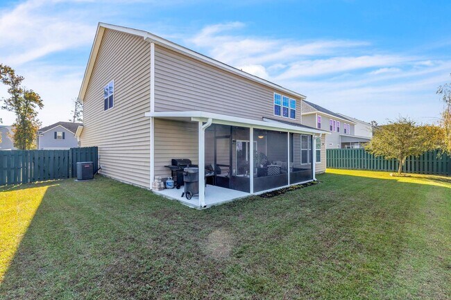 Building Photo - Stunning 4 Bed/2.5 Bath home in Creekside