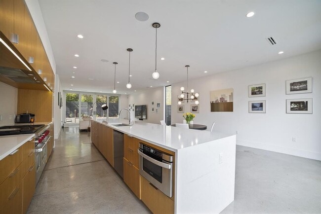 Building Photo - 2003 Melridge Pl