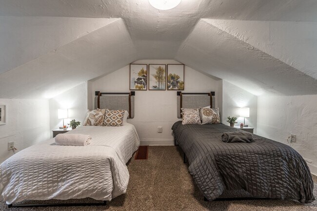 Building Photo - Urban Elegance in the Heart of the South Side