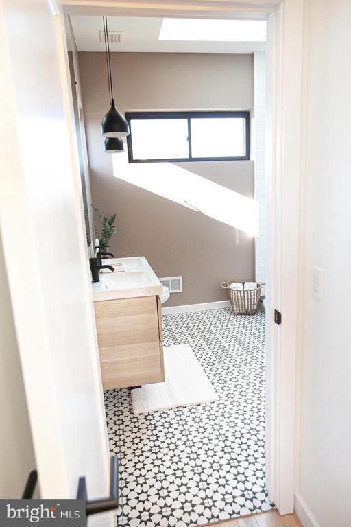 Building Photo - 2539 Collins St