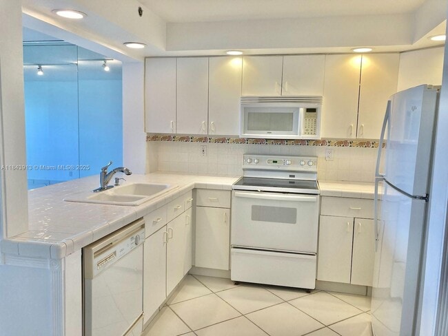 Building Photo - 2555 Collins Ave