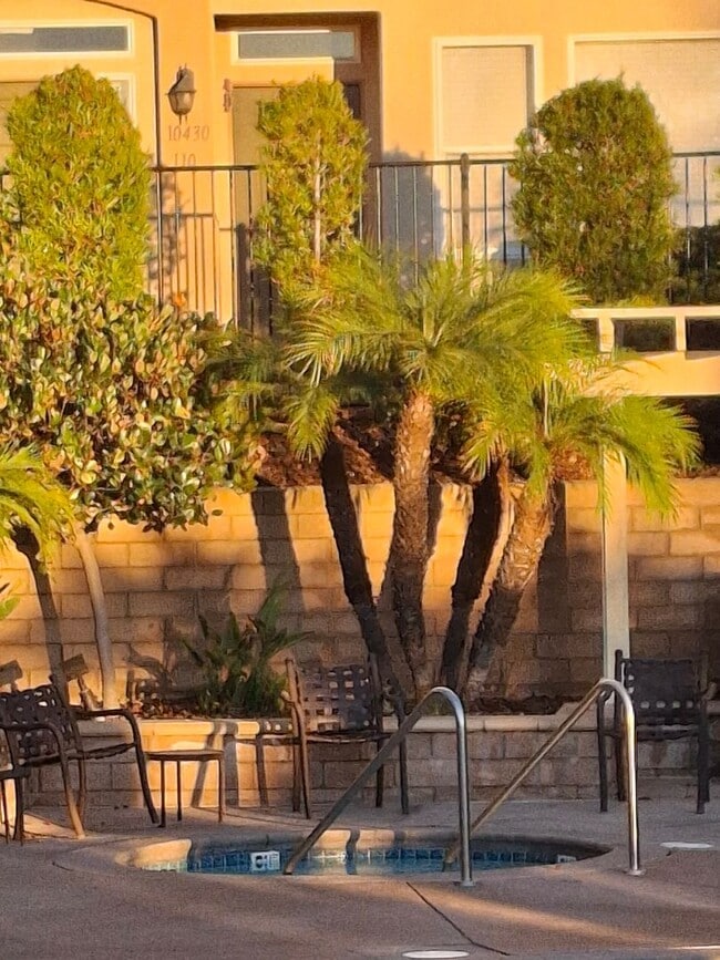 Building Photo - Amazing 2-Bedroom Townhome with Central AC/Heat! MUST SEE!