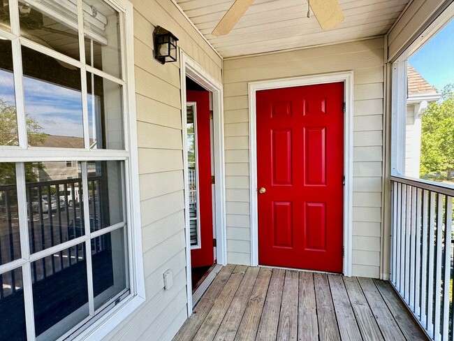 Building Photo - 2 Bed/2 Bath Condo, Gated security, Tons o...