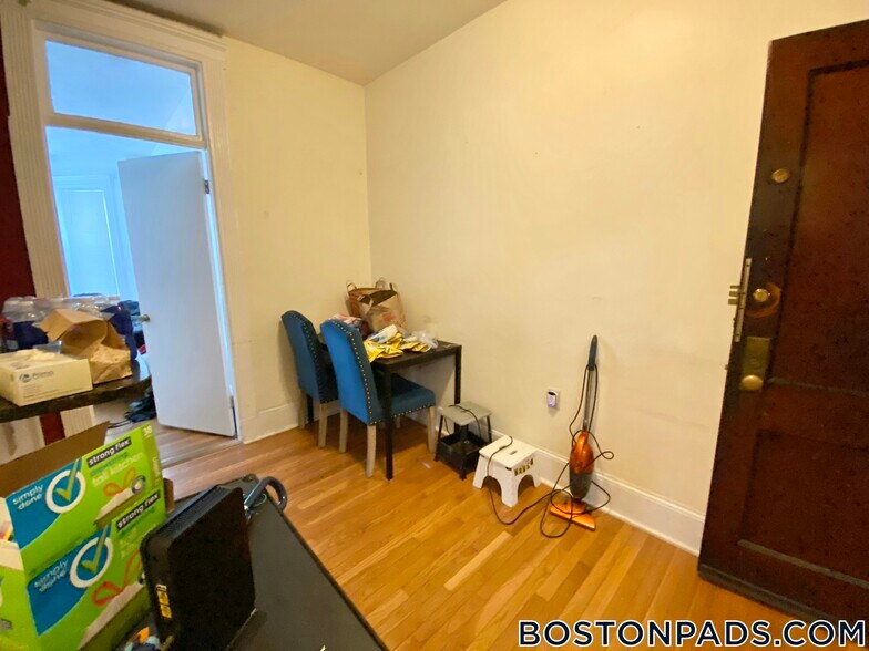 Building Photo - 463 Park Dr