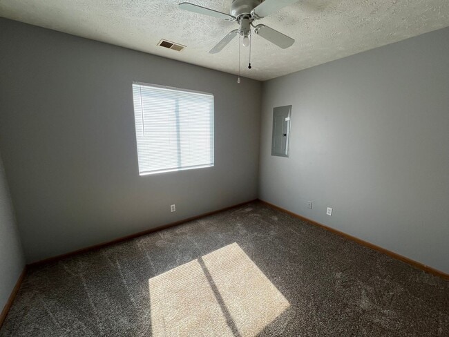 Building Photo - 105 W B St