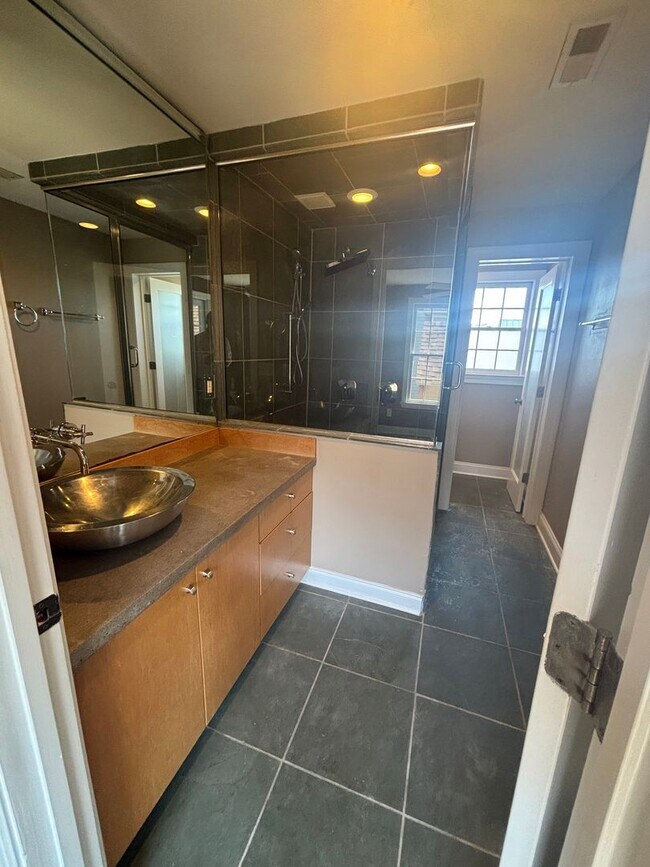 Building Photo - 2 Bedroom 2.5 Bathroom in The Charleston P...