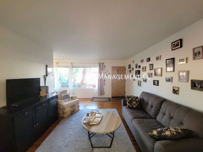 Building Photo - Charming 1 Bedroom Condo Steps From the Oc...