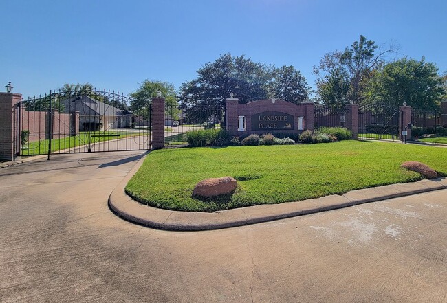 Building Photo - Beautifully designed waterfront property w...