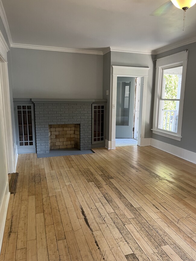 Family Room - 707 W 17th St