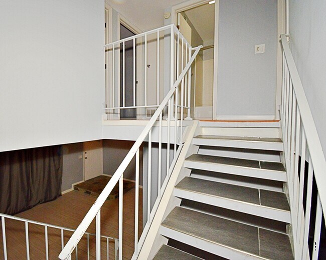 Building Photo - 2230 N Indian Canyon Dr
