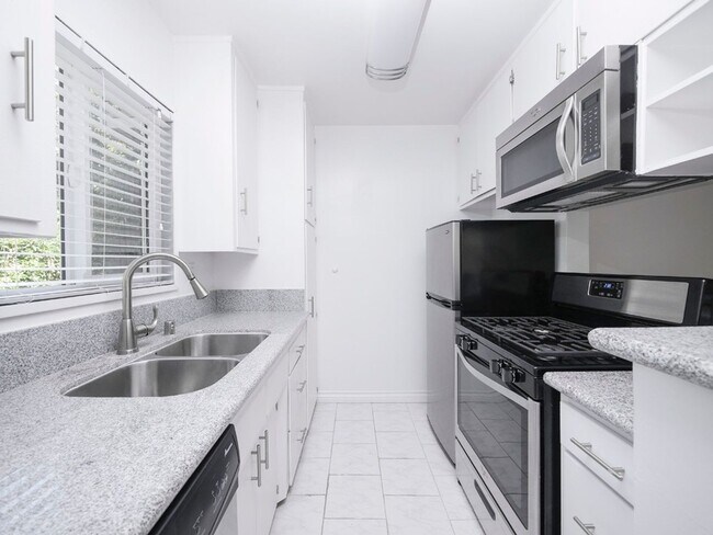 Primary Photo - 1215 Granville Ave