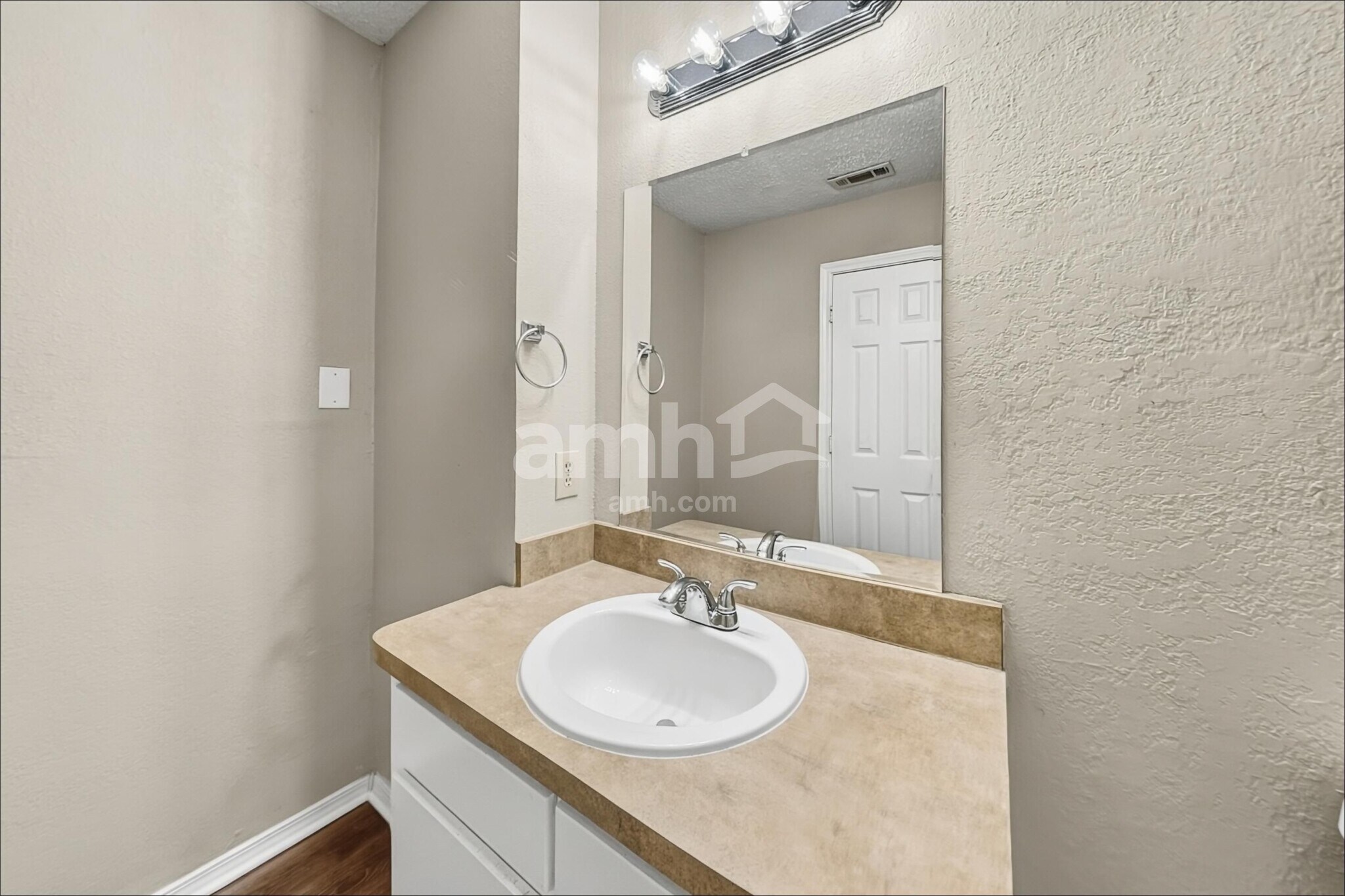 Building Photo - 105 S Winding Oaks Dr