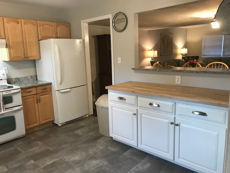 Kitchen - 5813 Nottoway Ct