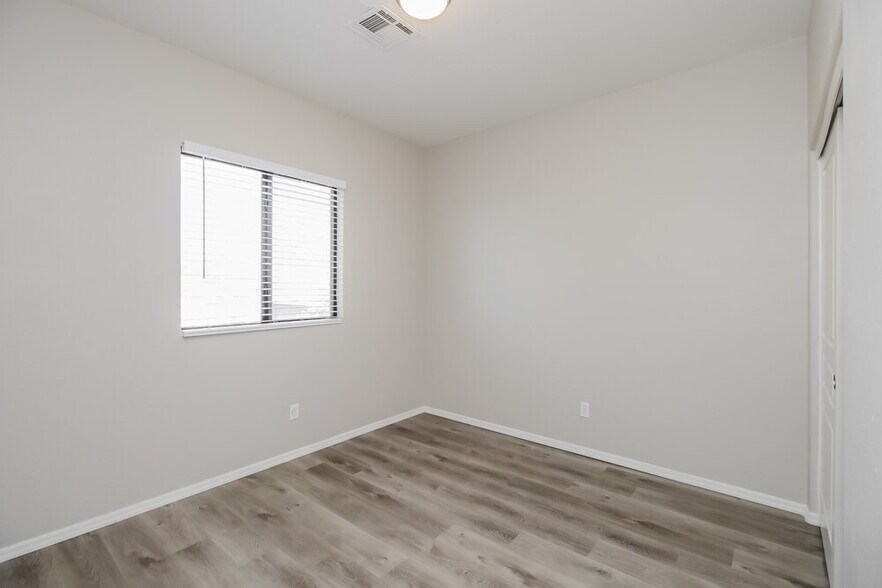 Building Photo - 815 W St Charles Ave