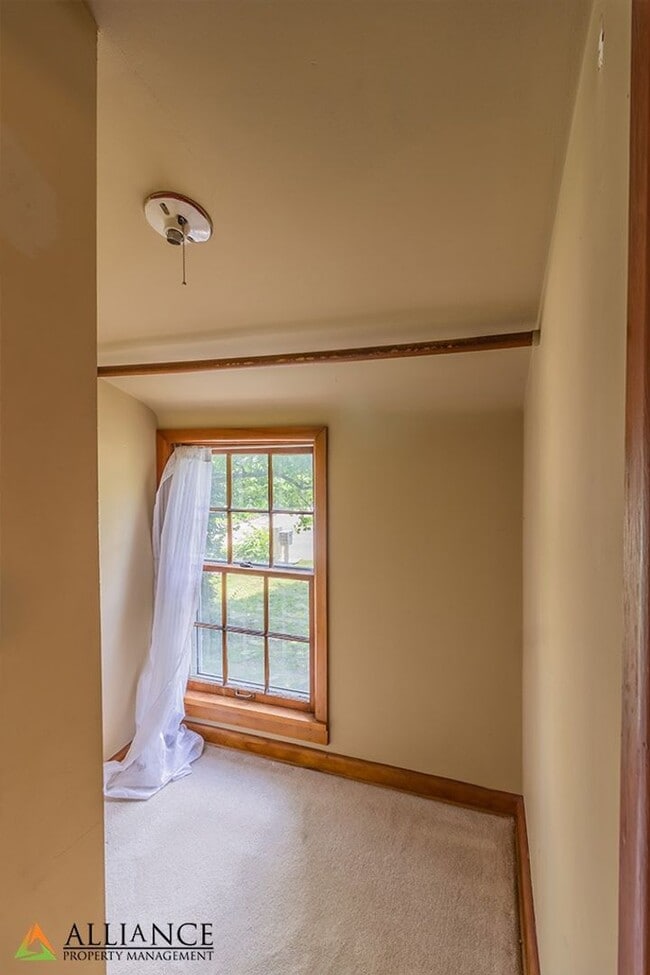 Building Photo - Spacious home close to KSU Campus!