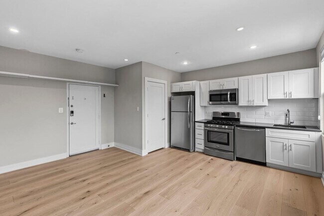 Building Photo - Bright Top-Floor 1BR Condo in Columbia Hei...