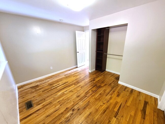 Building Photo - Charming 3Bd/2Ba Kirkland Home with Huge Yard!