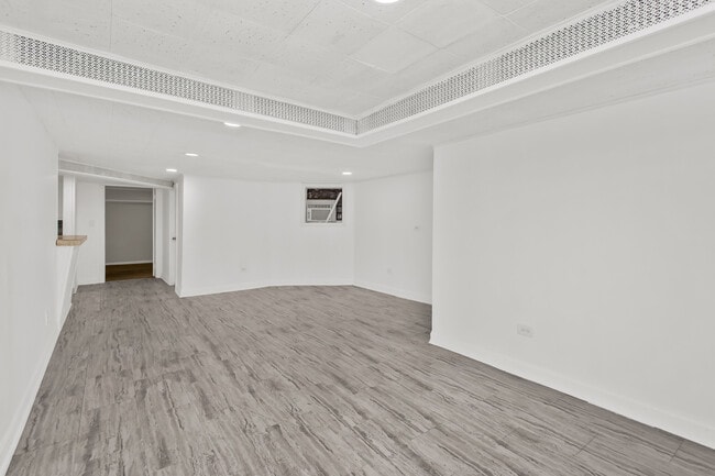 Building Photo - 6246 N Oakley Ave