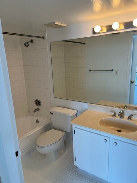 Building Photo - 7601 E Treasure Dr