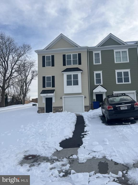 Building Photo - 320 W 11th St