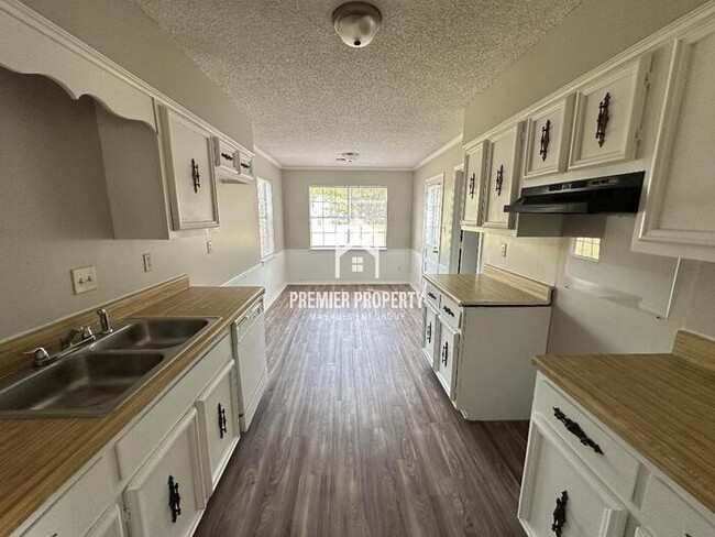 Building Photo - 6016 Rosewind Cir W