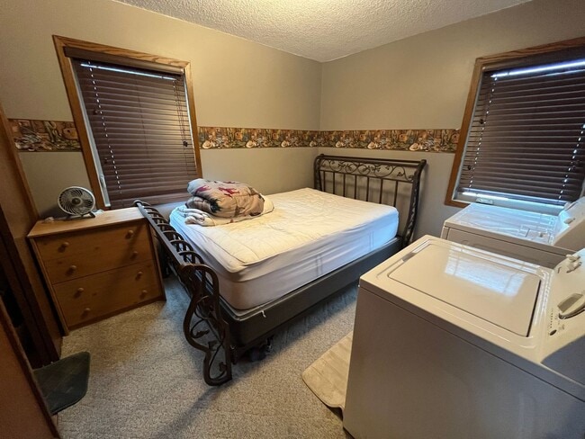 Building Photo - Fully Furnished Lake Home Available Sept. 15th, thru May 15th