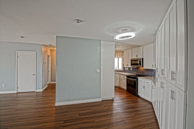 Building Photo - Bright & Spacious, Top-Floor 3BR3BA Condo ...