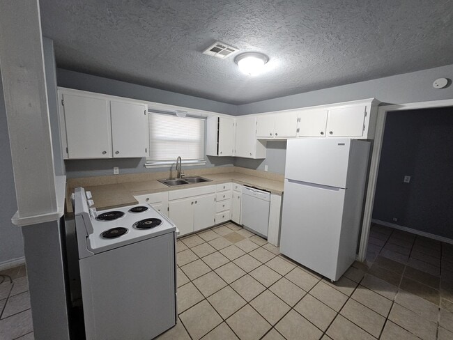 Building Photo - 411 NW Greenmeadow Dr