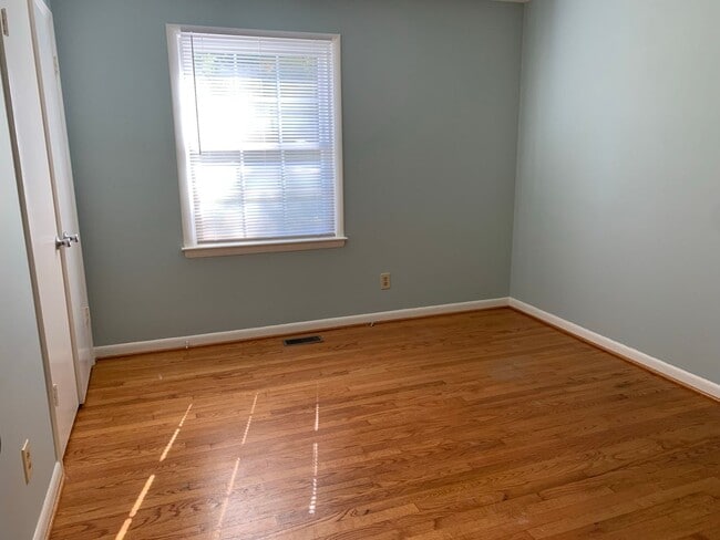 Building Photo - One-month FREE rent!  GREAT LOCATION!! RANCH HOME WITH HARDWOODS NEAR DOWNTOWN